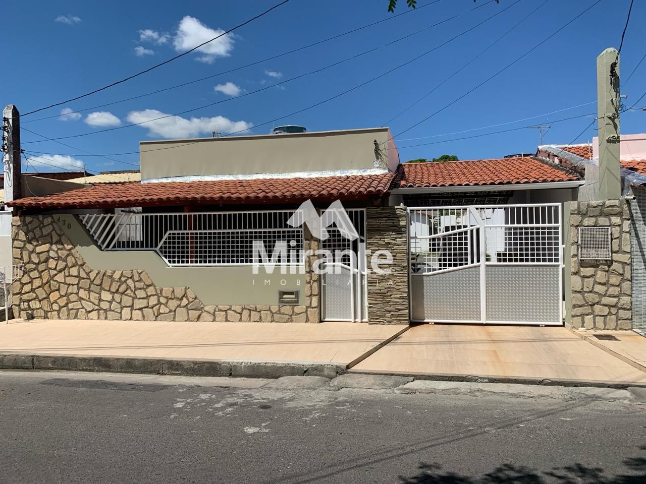 Casa Para Vender com 3 quartos no bairro Jardim Cruzeiro em Feira De Santana
