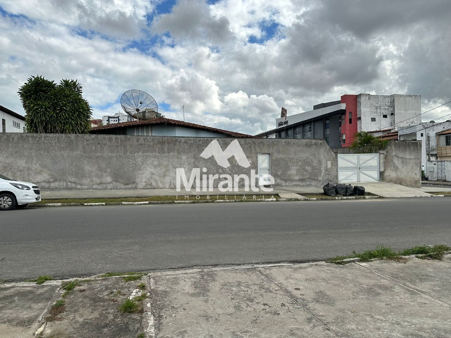Casa Para Vender com 4 quartos sendo 2 suítes no bairro Ponto Central em Feira De Santana
