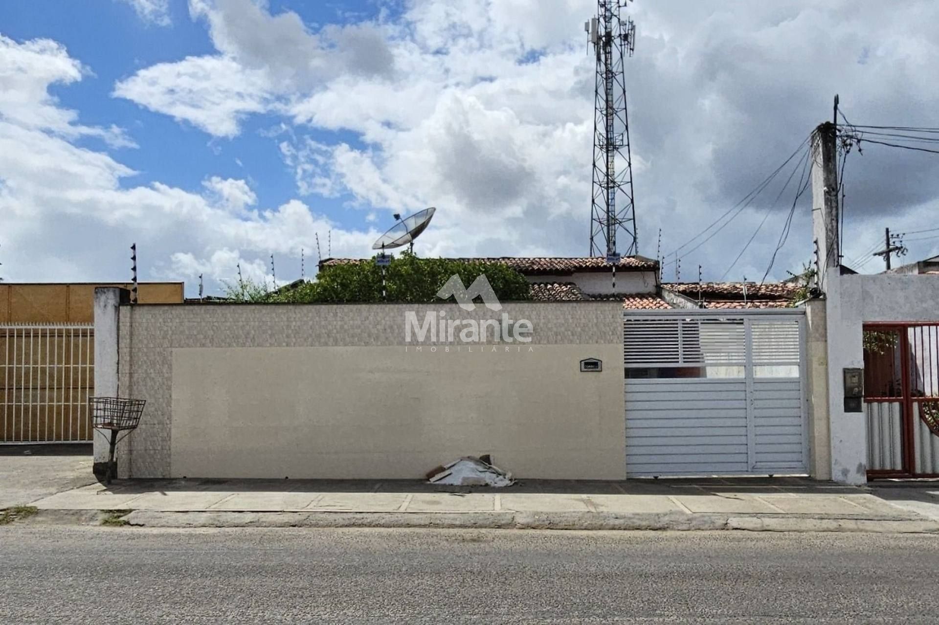 Casa Para Vender com 3 quartos sendo 1 suítes no bairro Chácara São Cosme em Feira De Santana