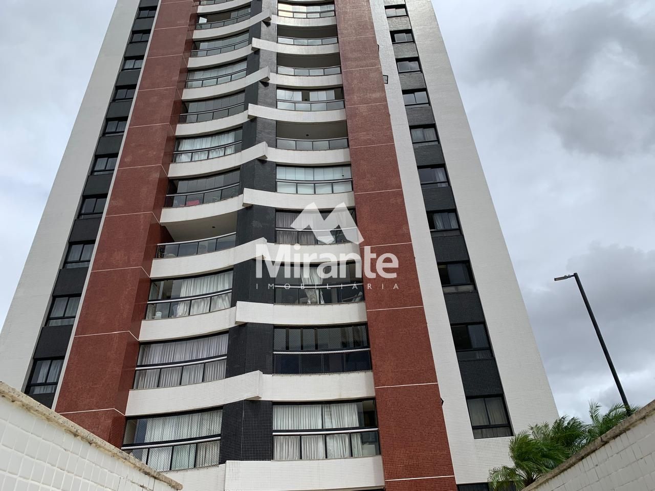 Apartamento Para Alugar com 3 quartos sendo 1 suítes no bairro Santa Mônica em Feira De Santana