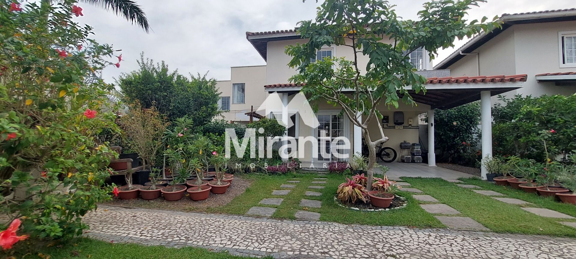 Casa de Condomínio Para Vender com 5 quartos sendo 3 suítes no bairro Capuchinhos em Feira De Santana