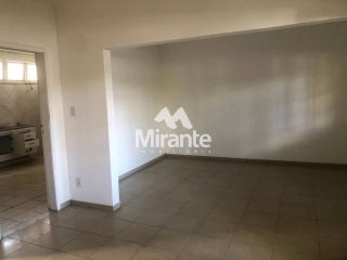 Casa Para Alugar com 3 quartos sendo 1 suíte no bairro Santa Mônica em Feira De Santana
