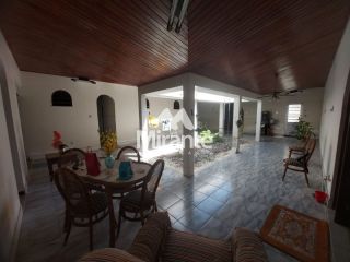 Casa Para Alugar com 4 quartos sendo 3 suítes no bairro Tomba em Feira De Santana