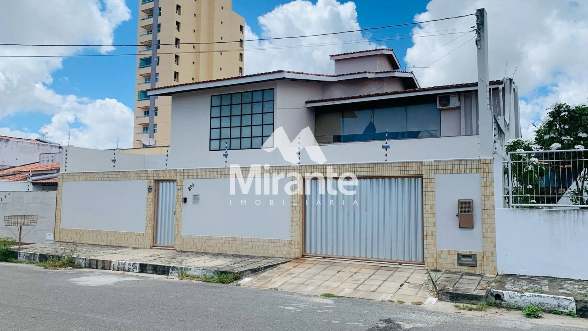 Casa Para Vender com 4 quartos sendo 4 suítes no bairro Santa Mônica em Feira De Santana