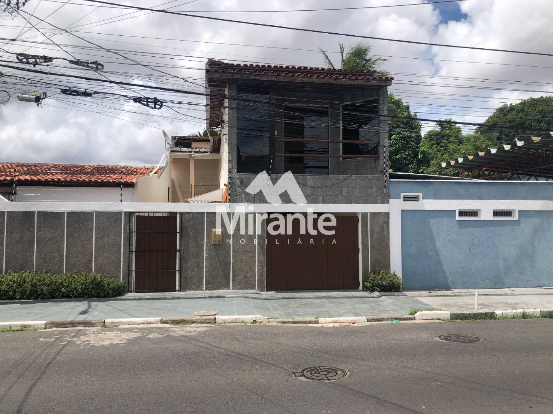 Casa Para Alugar com 2 quartos sendo 2 suítes no bairro Santa Mônica em Feira De Santana