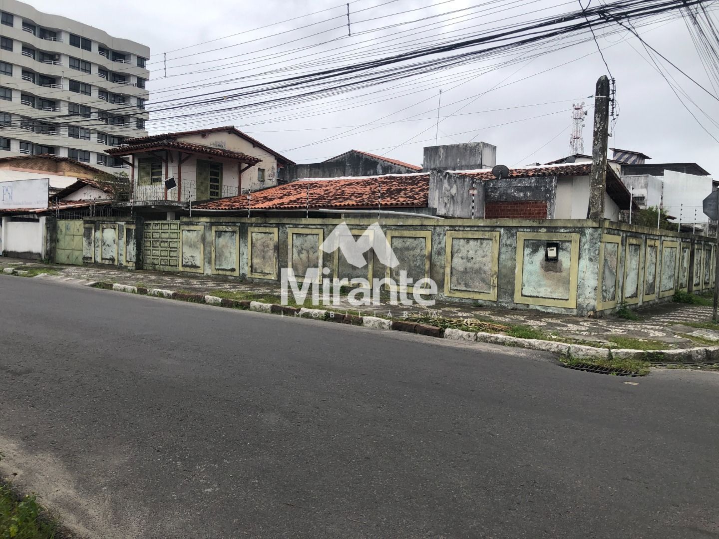 Casa Para Alugar com 3 quartos no bairro Capuchinhos em Feira De Santana