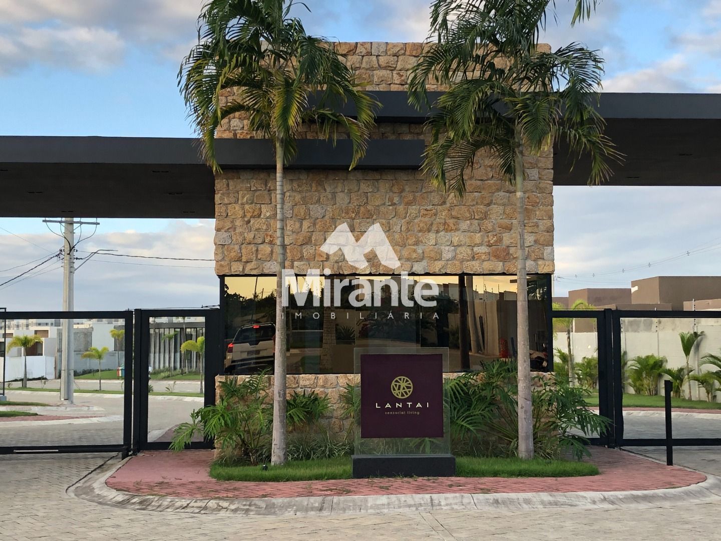 Casa Para Alugar com 3 quartos sendo 3 suítes no bairro Registro em Feira De Santana