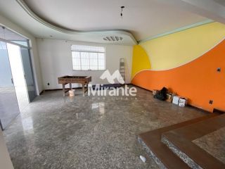 Casa Para Alugar com 4 quartos sendo 1 suíte no bairro Santa Mônica em Feira De Santana