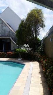 Casa Para Alugar com 6 quartos sendo 6 suítes no bairro Santa Mônica em Feira De Santana
