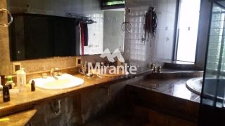 Casa Para Alugar com 6 quartos sendo 6 suítes no bairro Santa Mônica em Feira De Santana
