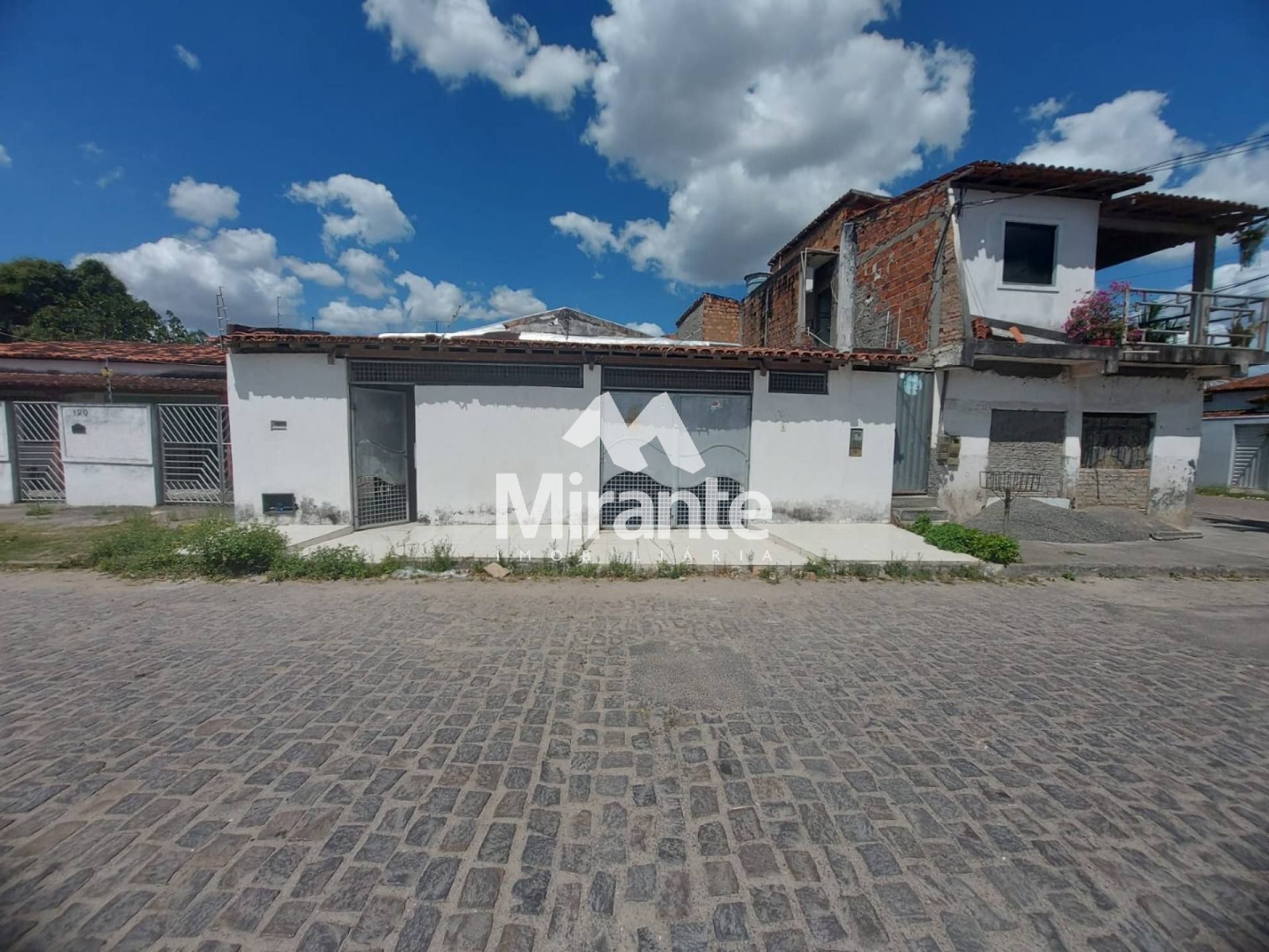 Casa Para Alugar com 3 quartos sendo 1 suíte no bairro 35 BI em Feira De Santana