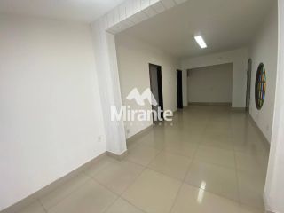 Casa Para Alugar com 5 quartos sendo 1 suíte no bairro Capuchinhos em Feira De Santana