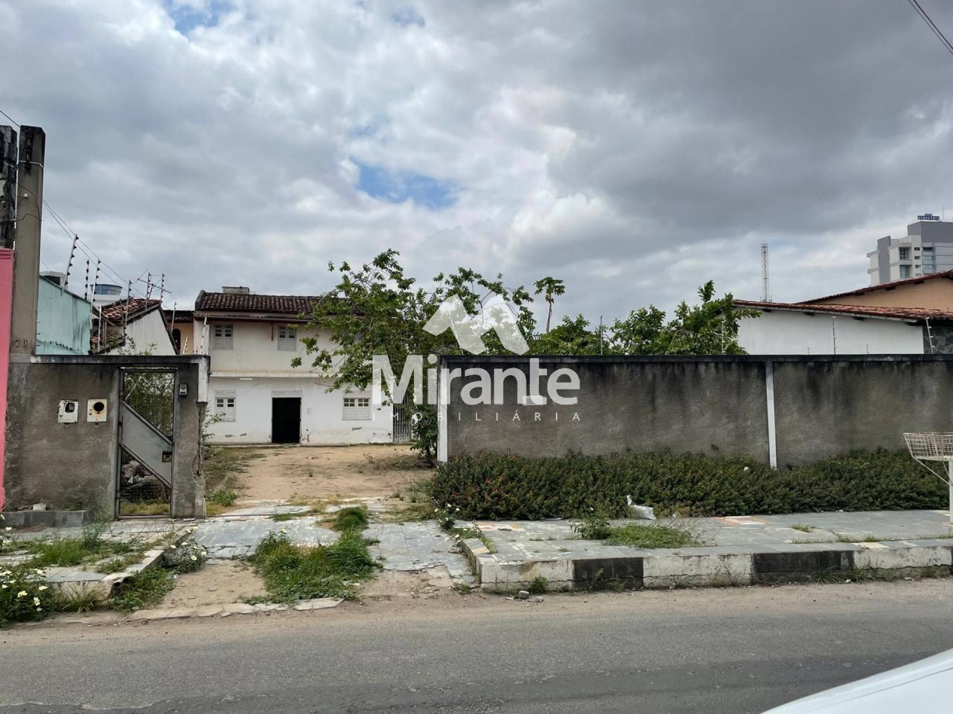 Casa Para Vender com 3 quartos no bairro Santa Mônica em Feira De Santana