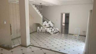 Casa Para Alugar com 3 quartos sendo 2 suítes no bairro Santa Mônica em Feira De Santana