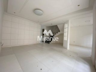 Casa de Condomínio Para Vender com 3 quartos sendo 1 suíte no bairro Santa Mônica em Feira De Santana