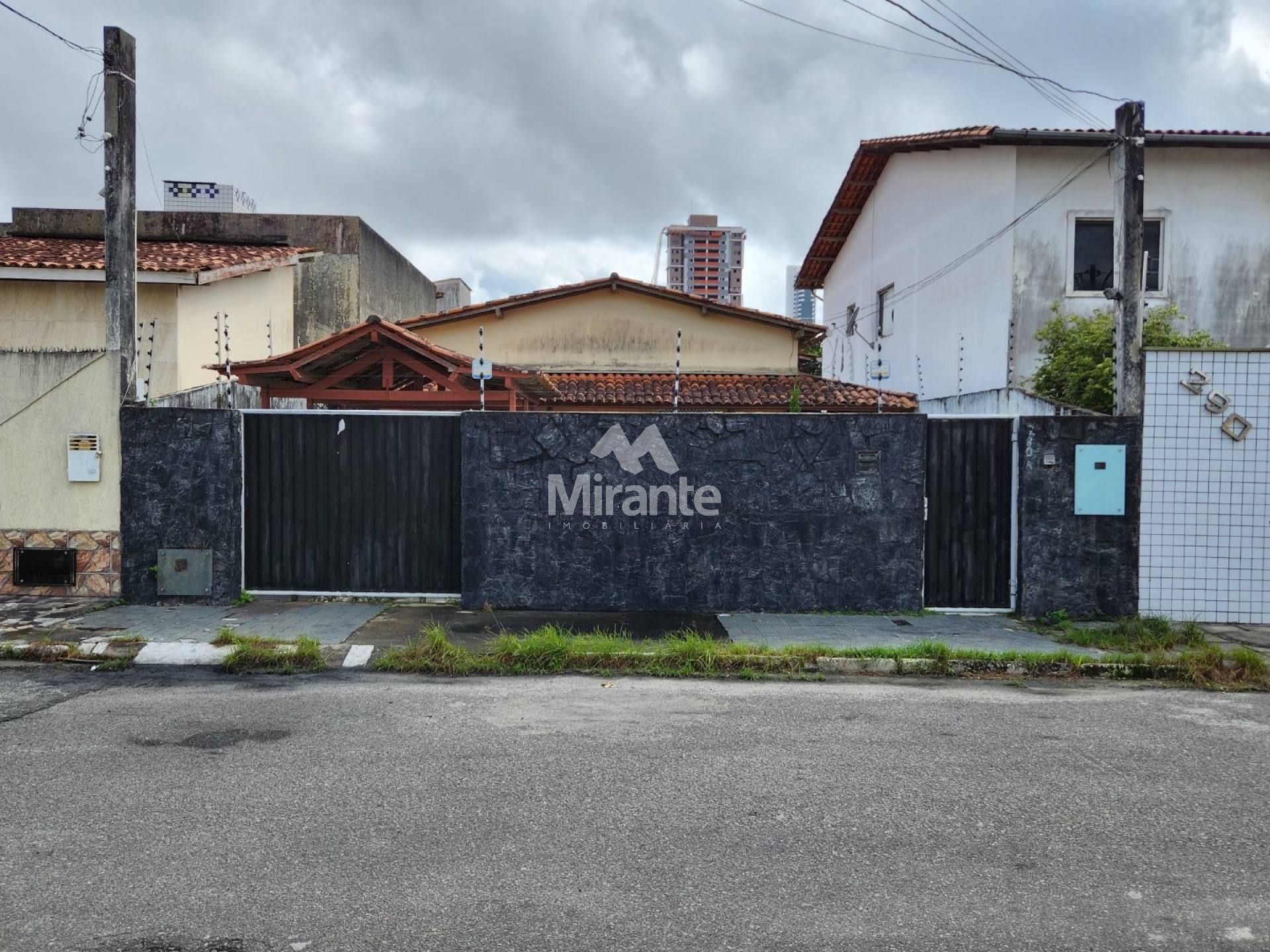 Casa Para Vender com 3 quartos sendo 1 suítes no bairro Santa Mônica em Feira De Santana