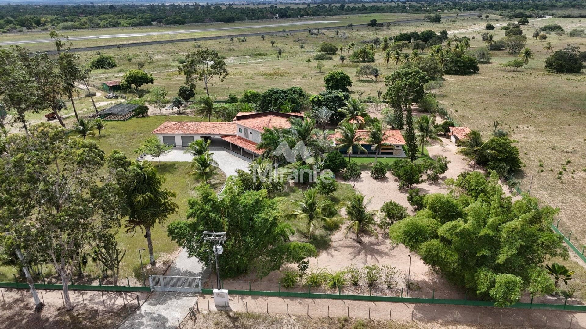 Sítio / Terreno Para Vender com 4 quartos sendo 4 suítes no Distrito Jaíba em Feira De Santana