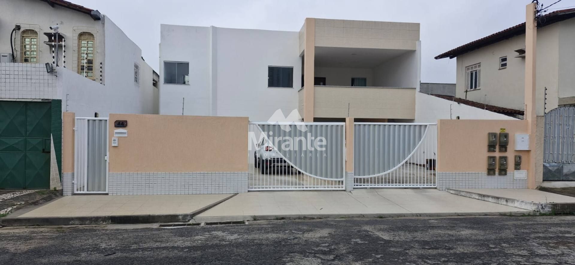 Apartamento Para Alugar com 3 quartos sendo 1 suíte no bairro Santa Mônica em Feira De Santana