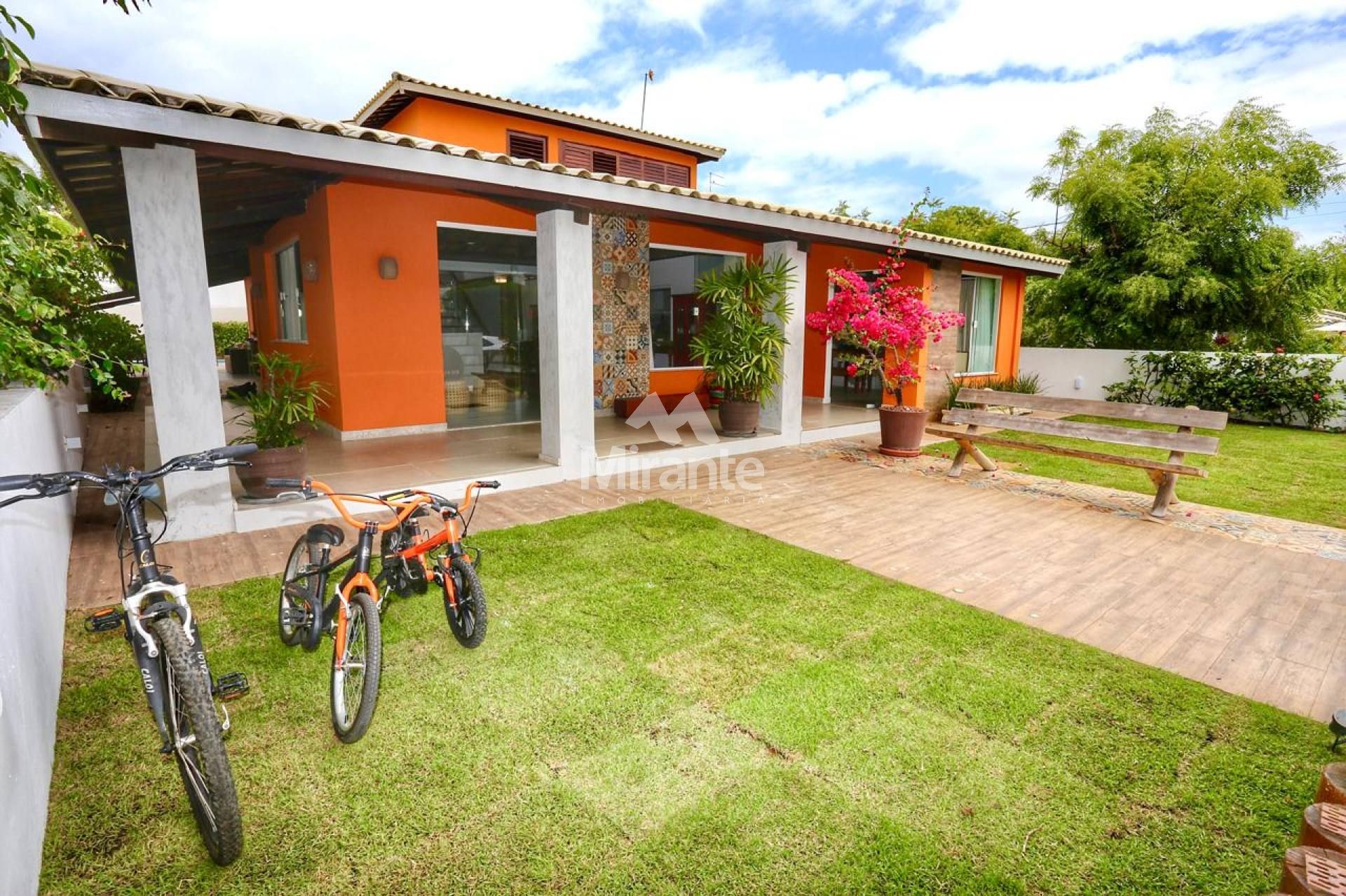 Casa de Condomínio Mobiliada Para Vender com 7 quartos sendo 4 suítes no bairro Guarajuba em Camaçari