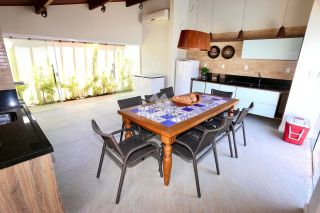 Casa de Condomínio Mobiliada Para Vender com 7 quartos sendo 4 suítes no bairro Guarajuba em Camaçari