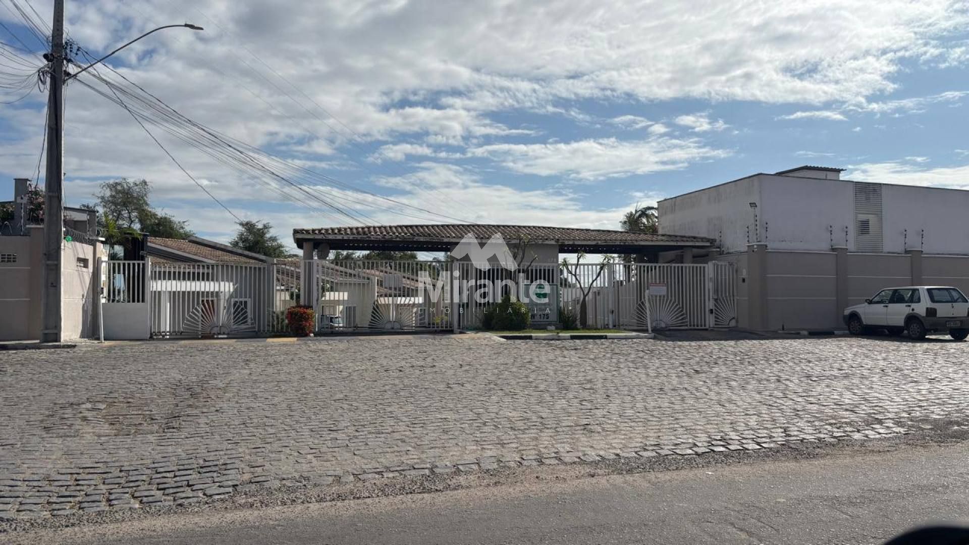 Casa de Condomínio Para Vender com 3 quartos sendo 1 suíte no bairro Calumbi em Feira De Santana