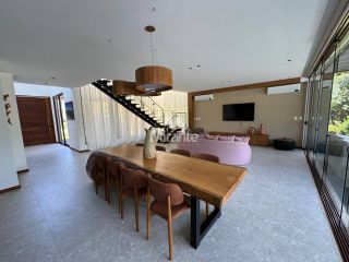 Casa de Condomínio Para Vender com 5 quartos sendo 5 suítes, Praia do Forte em Mata De São João