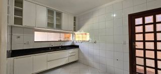 Casa Para Alugar com 3 quartos sendo 3 suítes no bairro Parque Getúlio Vargas em Feira De Santana