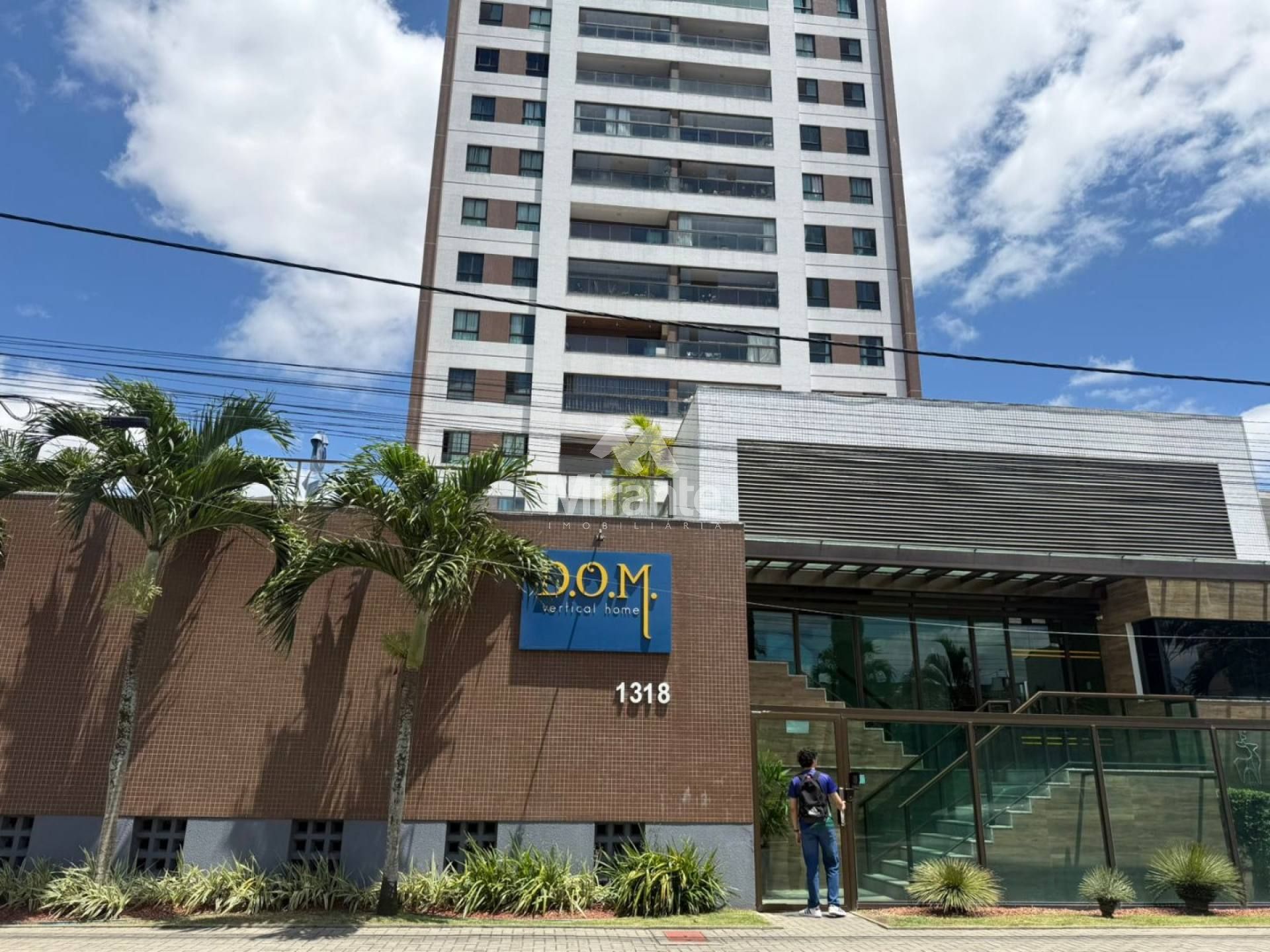 Apartamento Para Alugar com 3 quartos sendo 1 suíte no bairro Santa Mônica em Feira De Santana