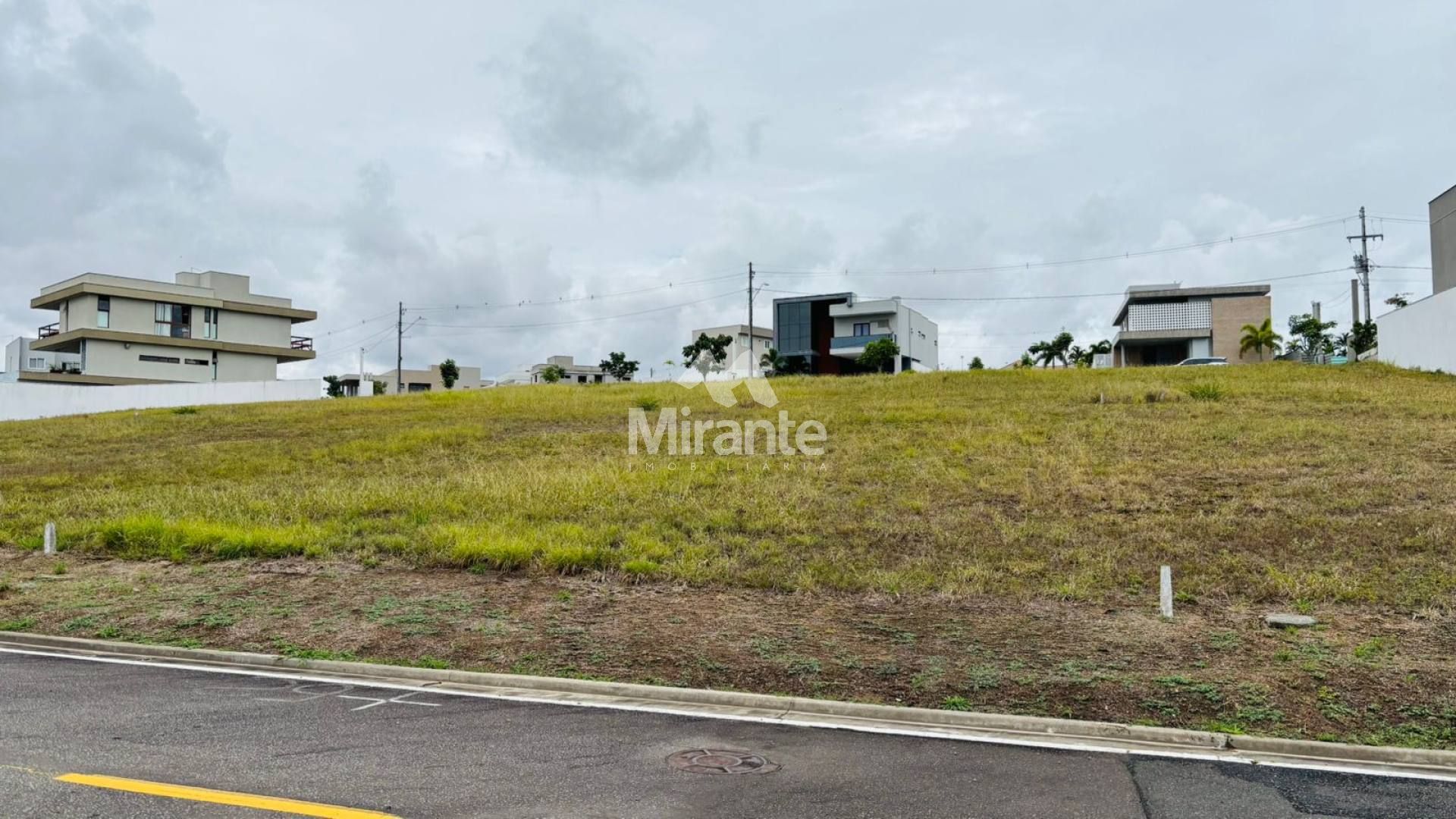 Lote / Terreno de Condomínio Para Vender no bairro Novo Horizonte em Feira De Santana