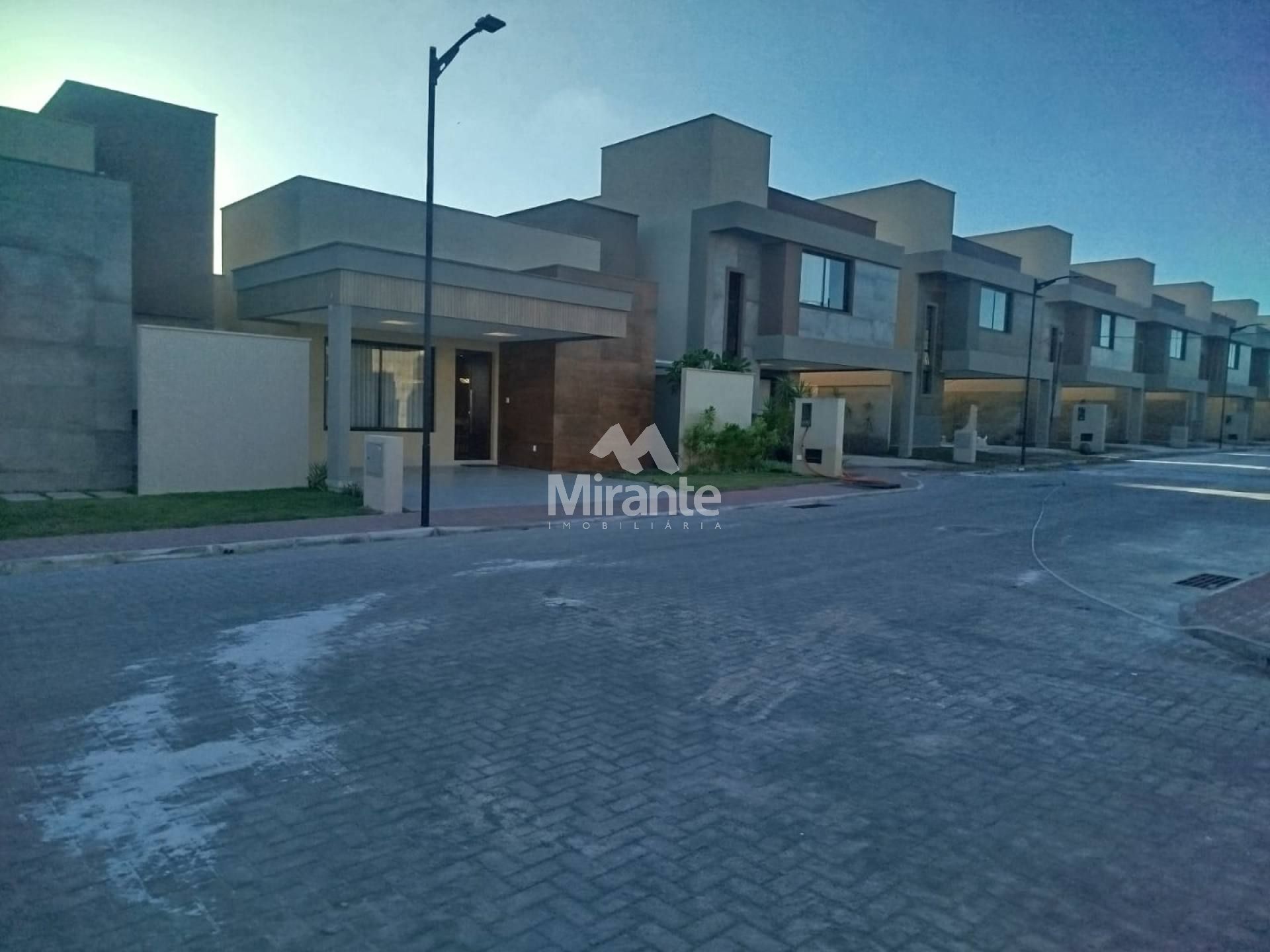 Casa de Condomínio Para Vender com 3 quartos sendo 1 suítes no bairro Registro em Feira De Santana