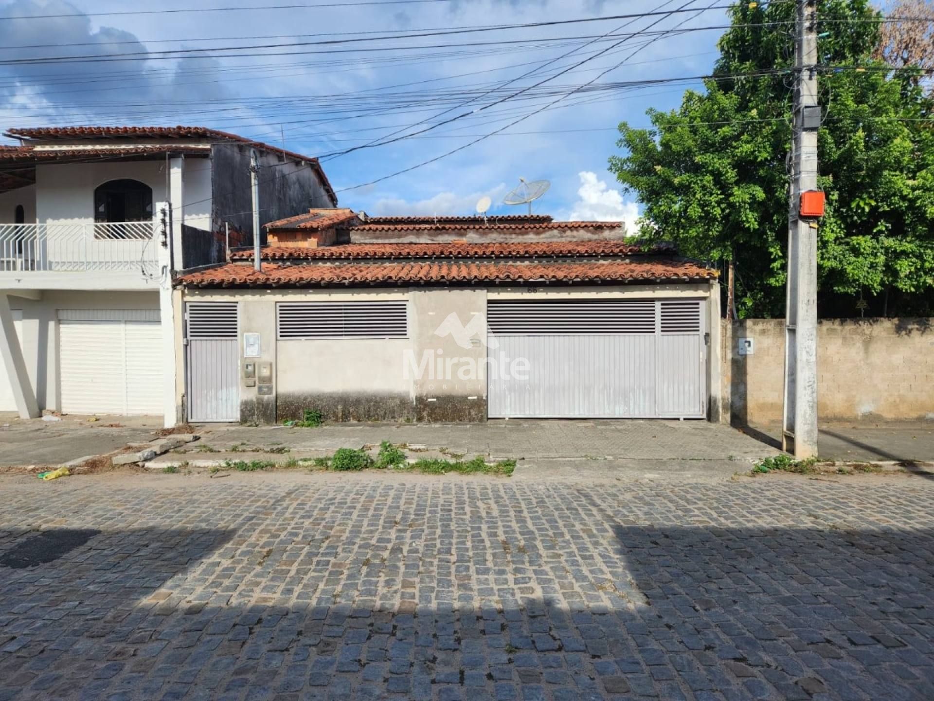 Duas Casa Juntas Para Vender no total de 6 quartos sendo 2 suítes no bairro Parque Ipê em Feira De Santana