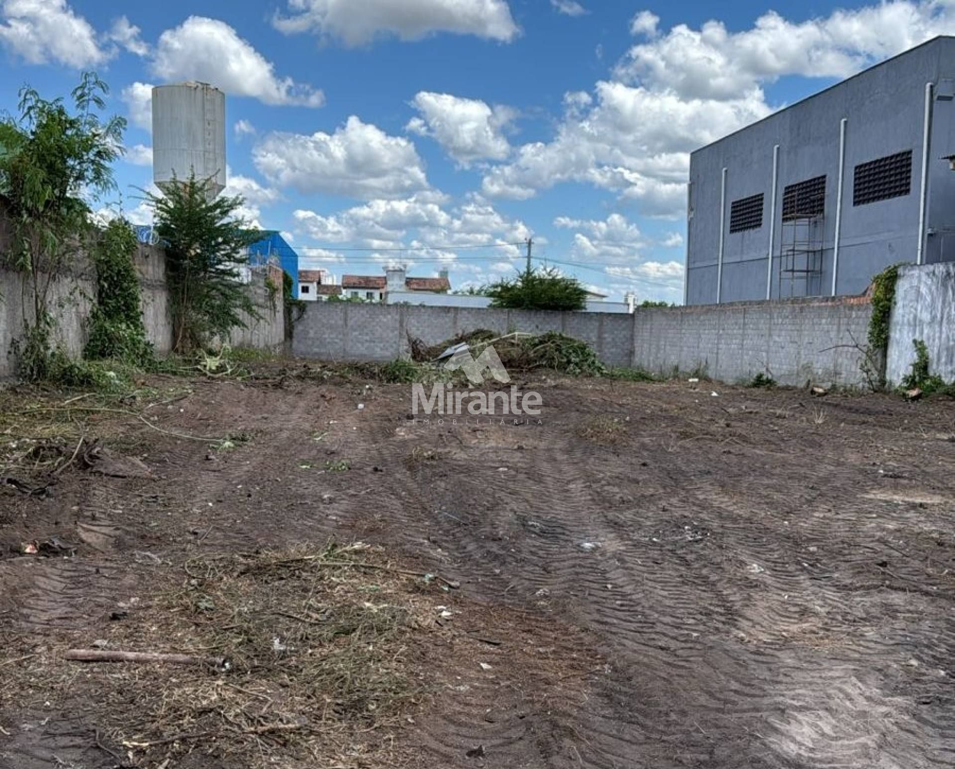Lote / Terreno Comercial Para Vender no bairro Maria Quitéria em Feira De Santana