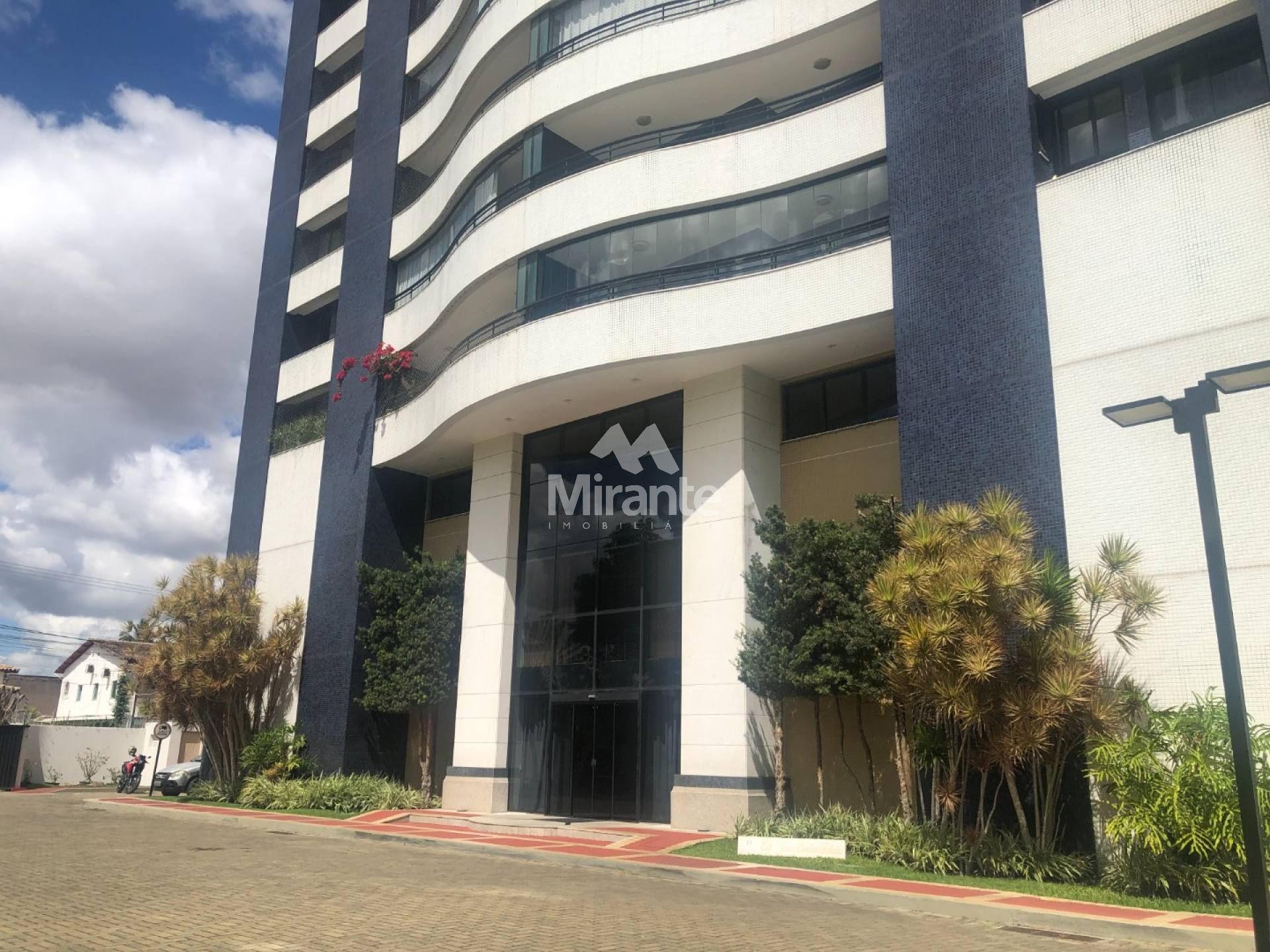 Apartamento Para Vender com 4 quartos sendo 4 suítes no bairro Santa Mônica em Feira De Santana