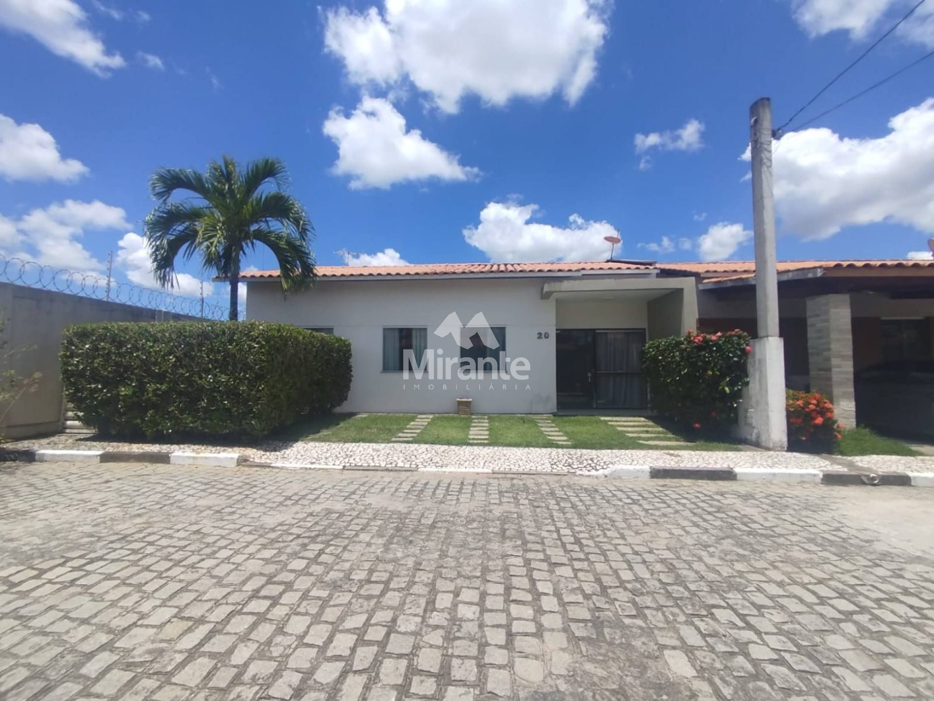 Casa de Condomínio Para Alugar com 3 quartos sendo 1 suíte no bairro Sim em Feira De Santana