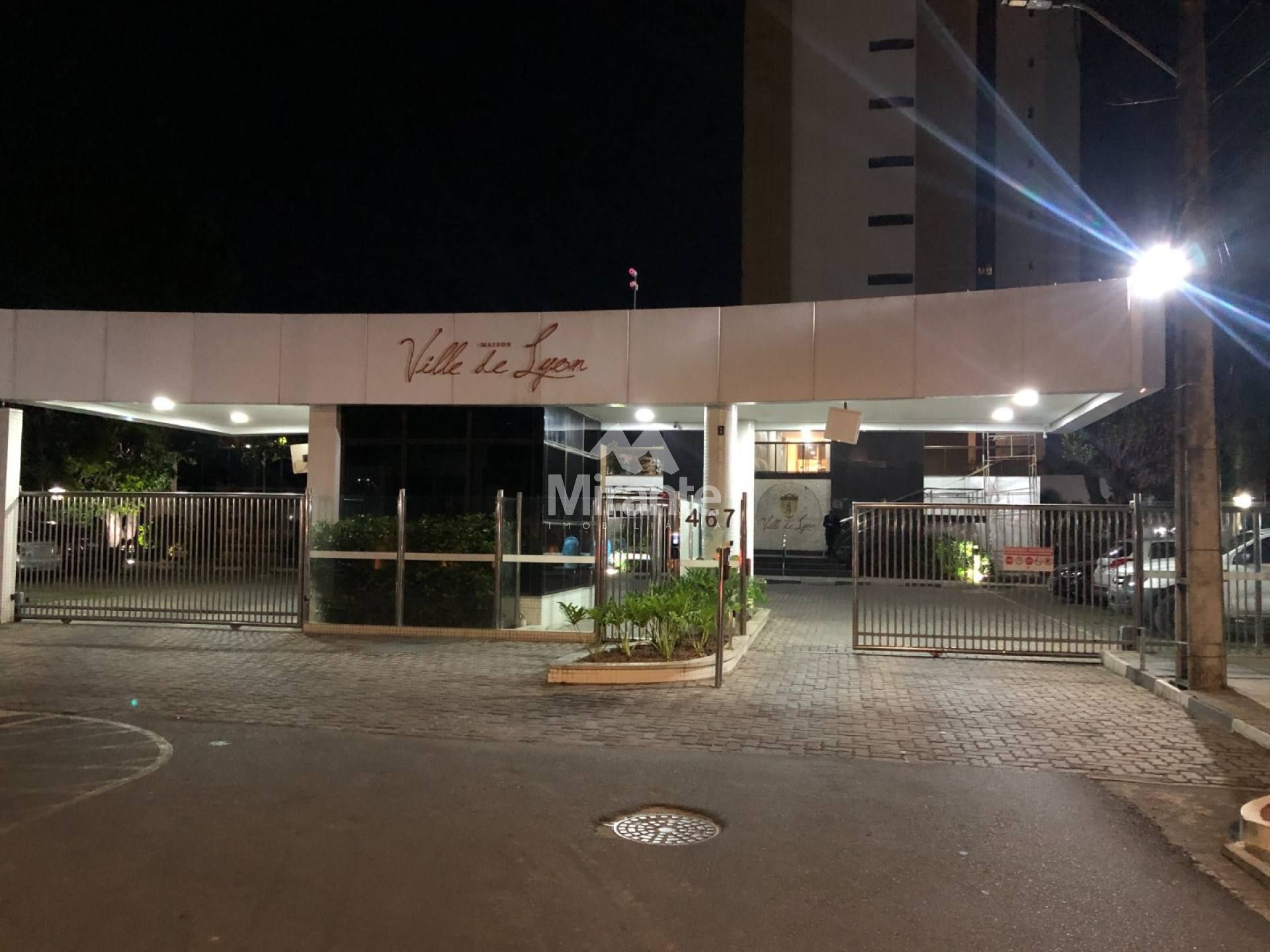 Apartamento Para Vender com 4 quartos sendo 3 suítes no bairro Santa Mônica em Feira De Santana