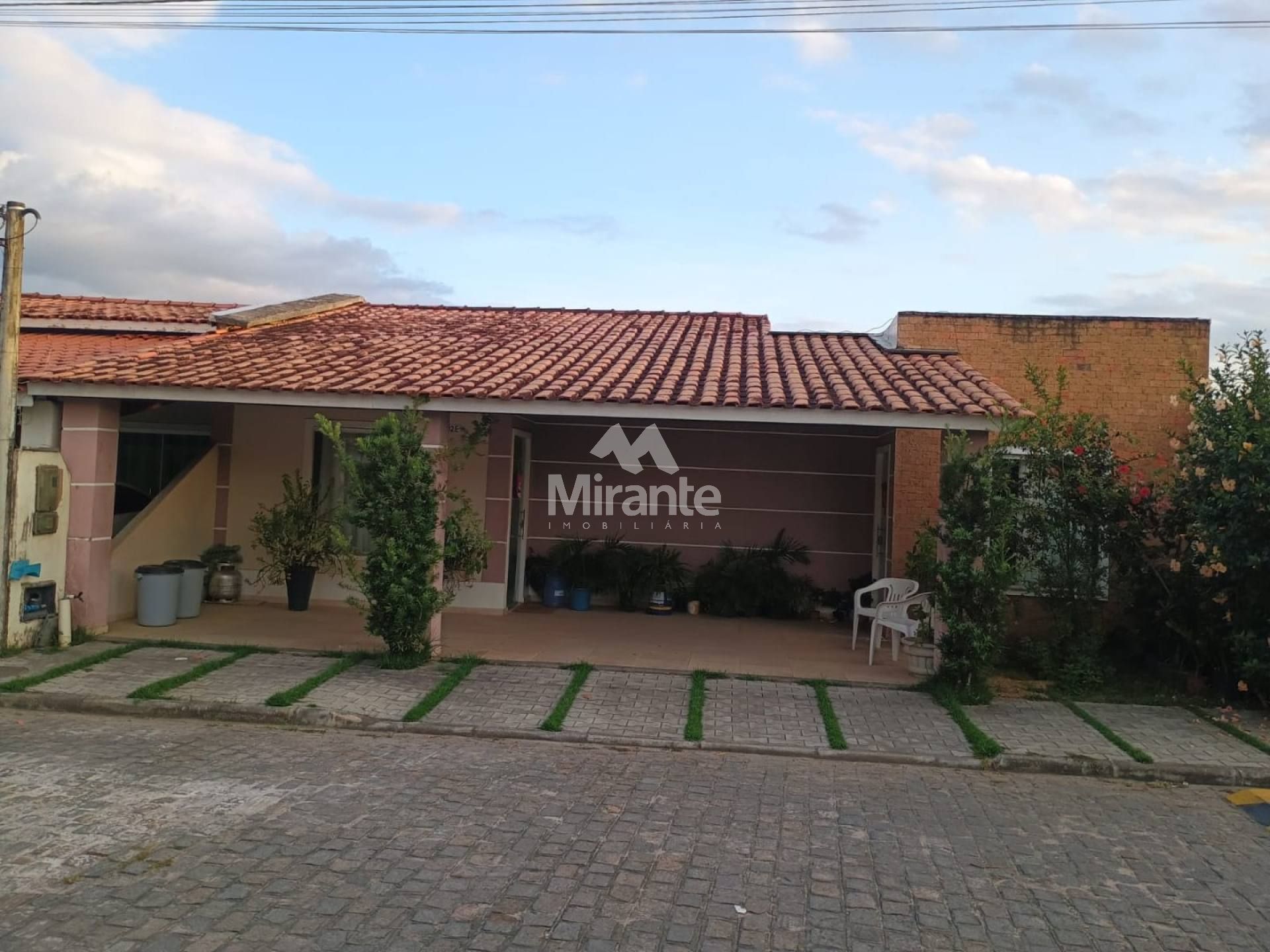 Casa de Condomínio Para Vender com 3 quartos sendo 1 suíte no bairro Conceição em Feira De Santana