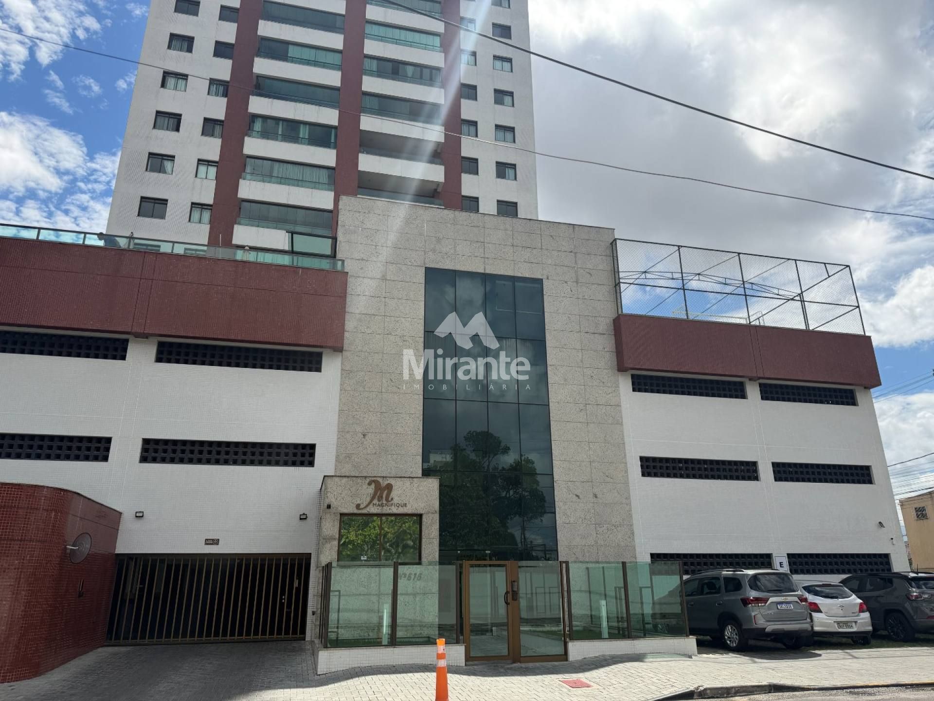 Apartamento Para Alugar com 3 quartos sendo 1 suíte no bairro Santa Mônica em Feira De Santana