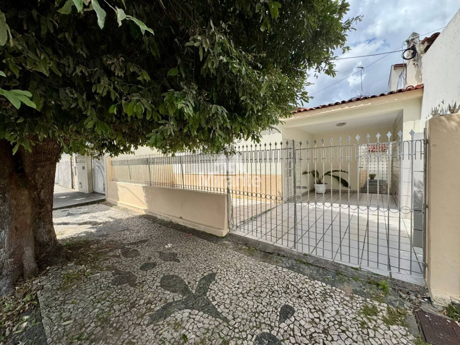 Casa Para Alugar com 3 quartos sendo 1 suíte no bairro Brasília em Feira De Santana