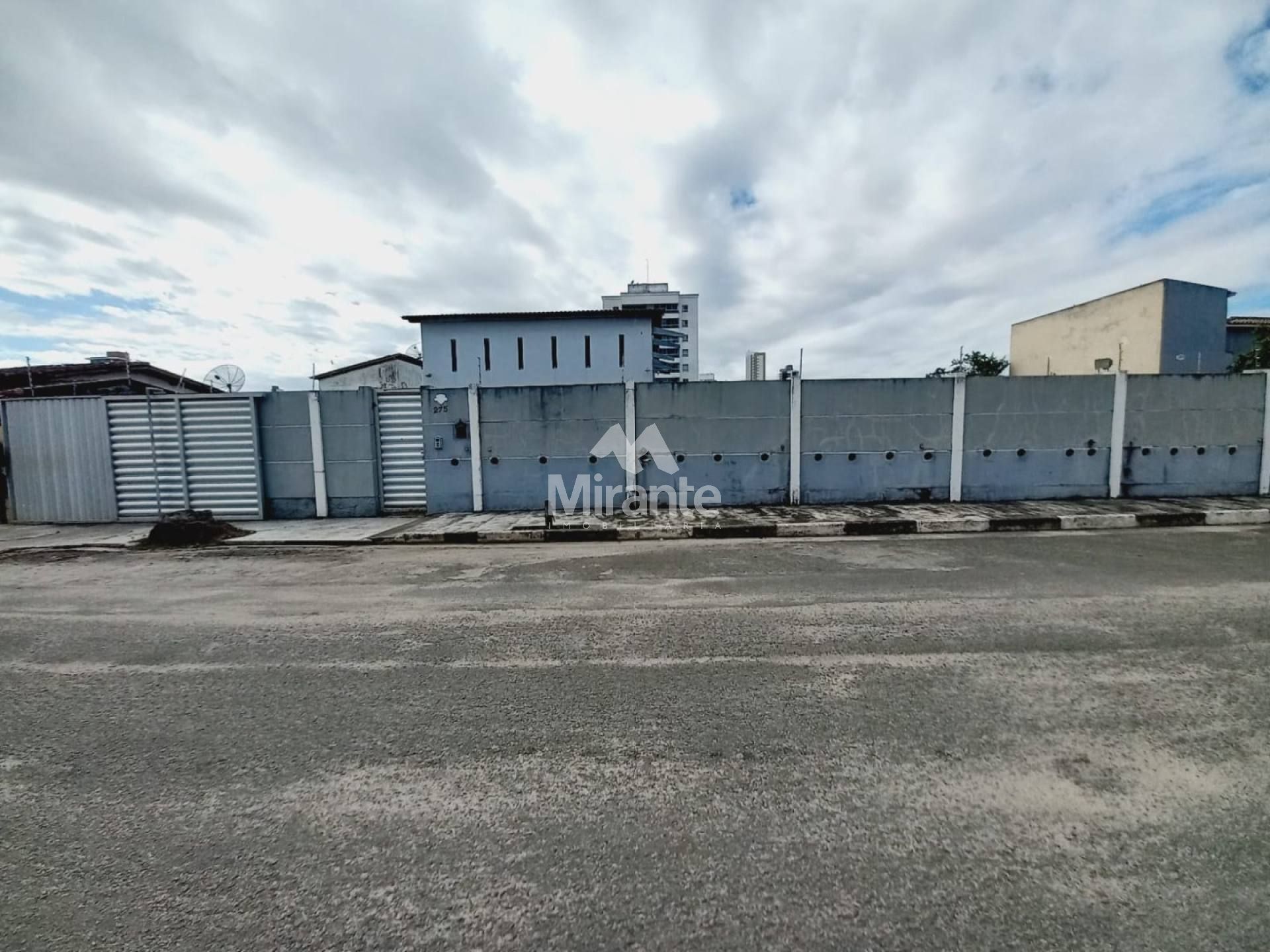 Casa Para Vender com 4 quartos em um terreno de 1.400m² no bairro Santa Mônica em Feira De Santana