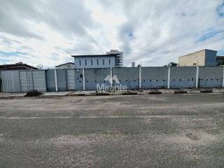 Casa Para Vender com 4 quartos em um terreno de 1.400m² no bairro Santa Mônica em Feira De Santana