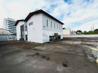 Casa Para Vender com 4 quartos em um terreno de 1.400m² no bairro Santa Mônica em Feira De Santana
