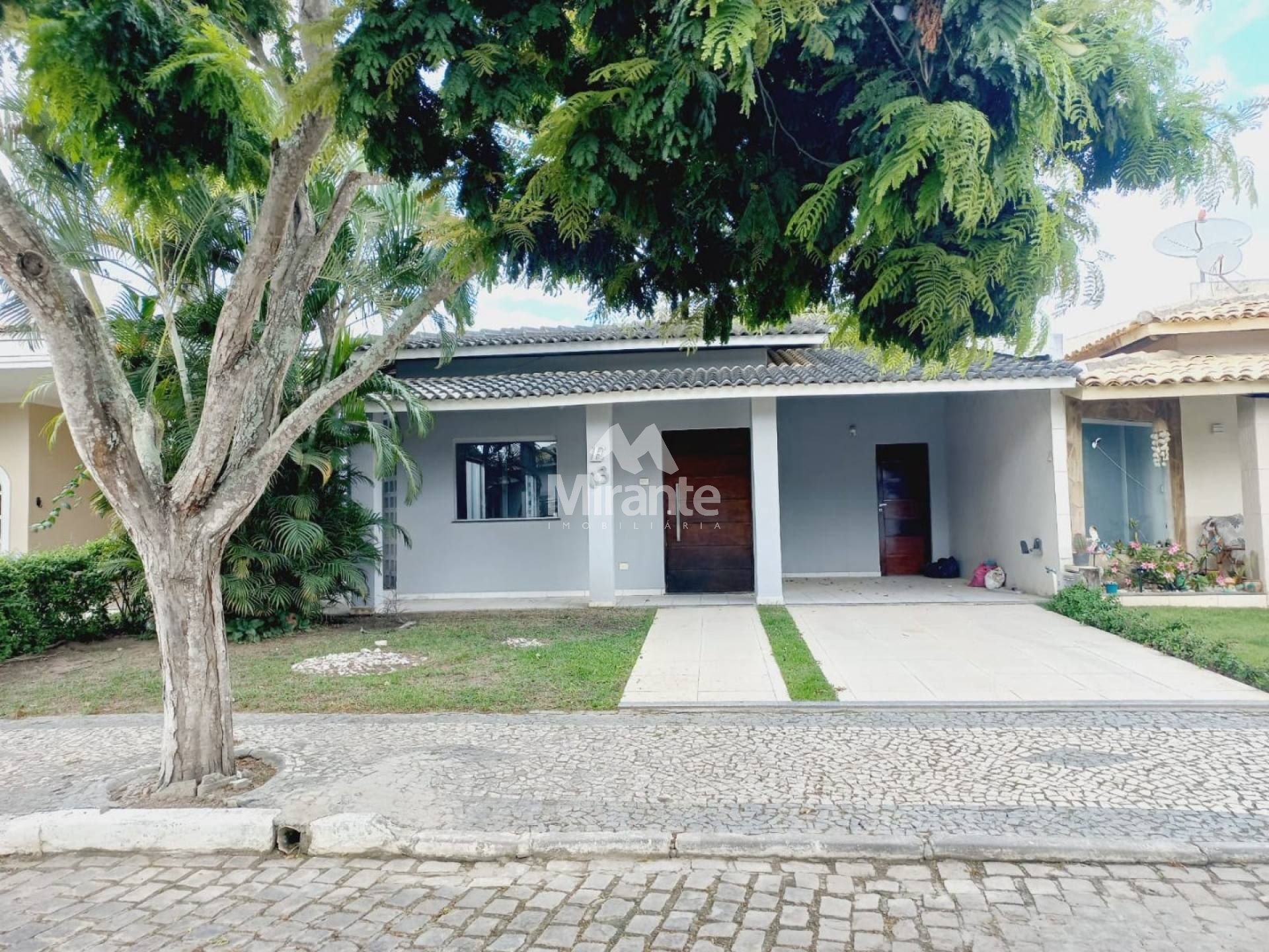 Casa de Condomínio Para Alugar com 3 quartos sendo 1 suíte no bairro Santa Mônica em Feira De Santana