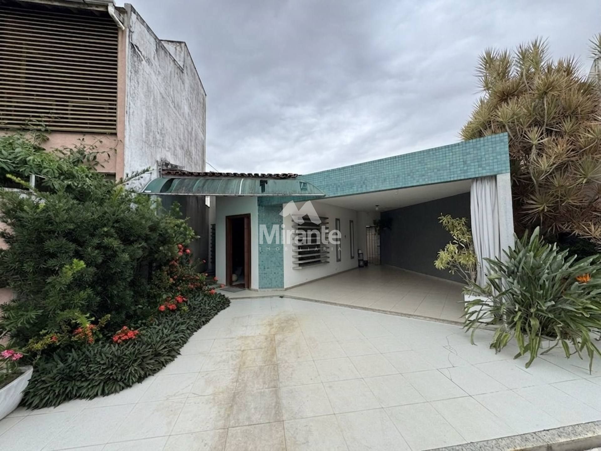 Casa de Condomínio Para Vender com 6 quartos sendo 3 suítes no bairro Parque Ipê em Feira De Santana