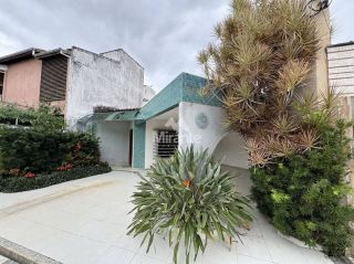 Casa de Condomínio Para Vender com 6 quartos sendo 3 suítes no bairro Parque Ipê em Feira De Santana