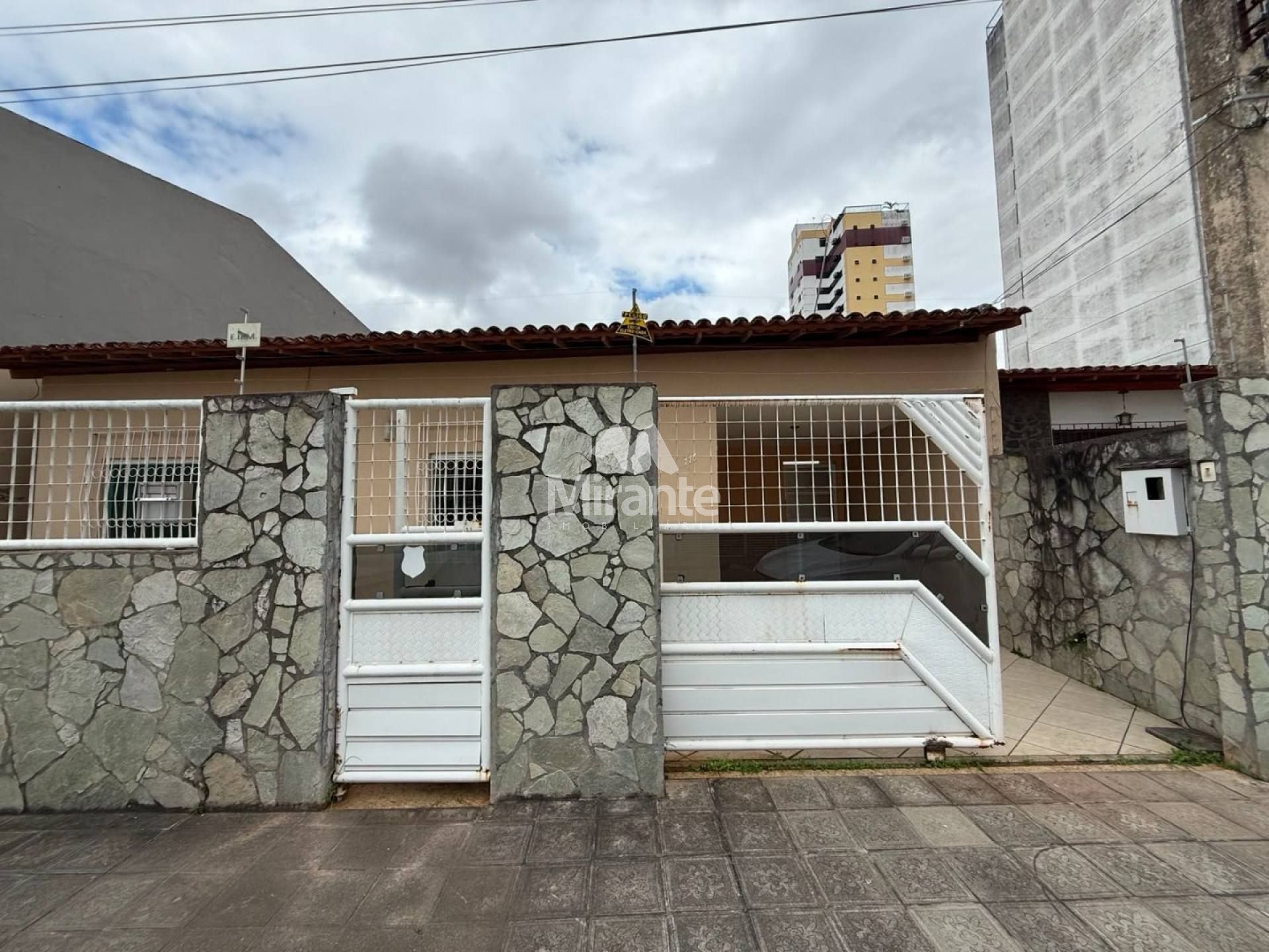 Casa Para Alugar com 3 quartos sendo 1 suíte no bairro Santa Mônica em Feira De Santana