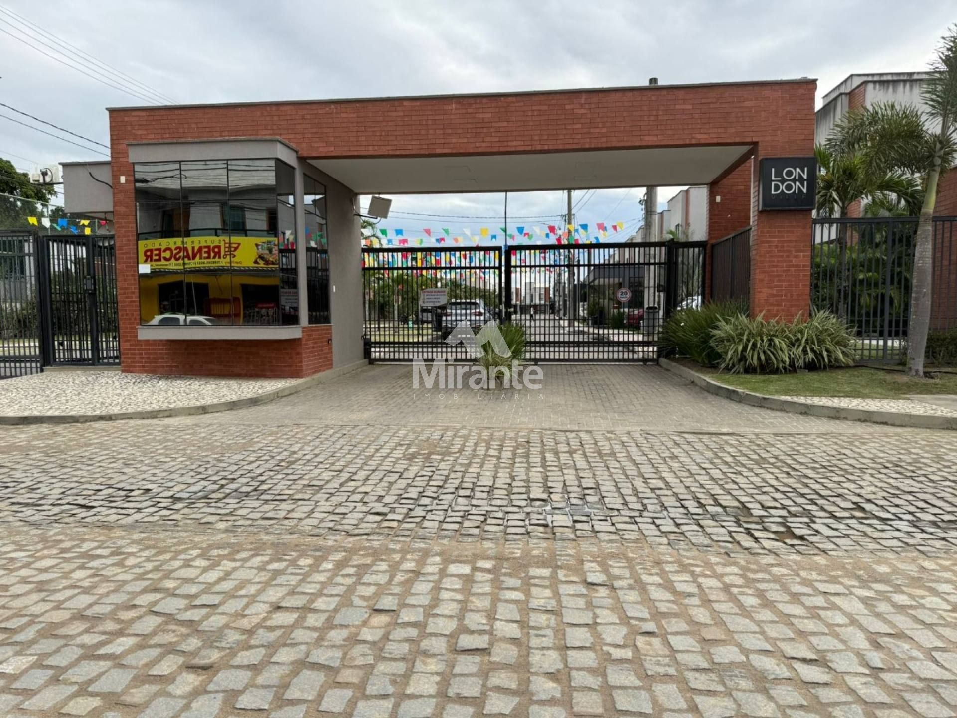 Casa de Condomínio Para Alugar com 3 quartos sendo 1 suíte no bairro Sim em Feira De Santana
