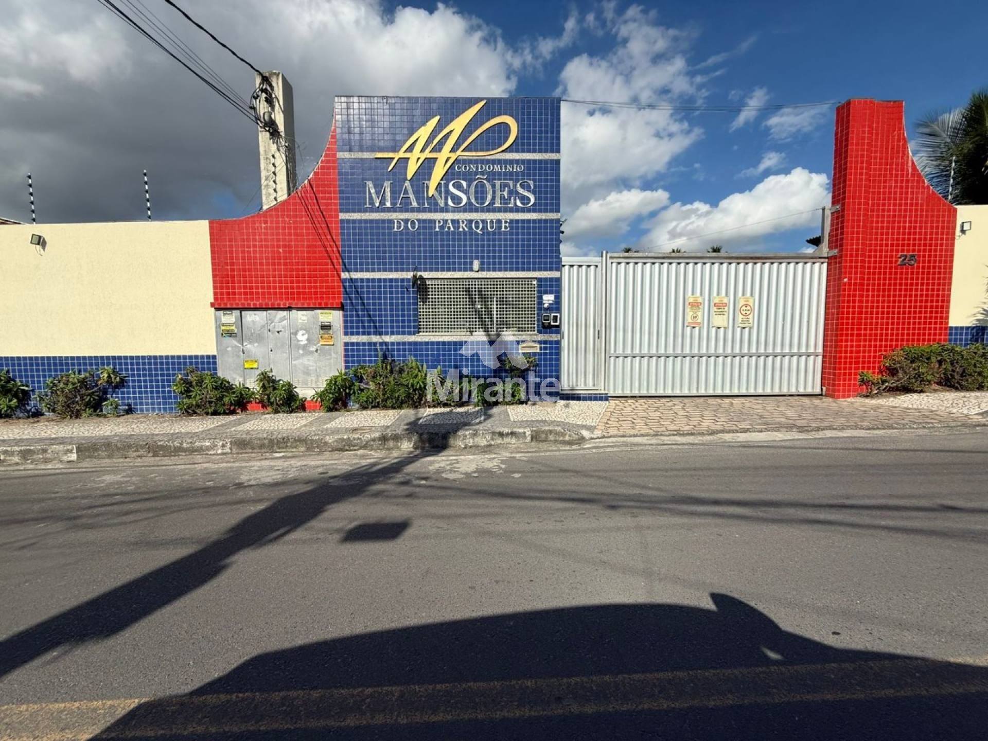 Casa de Condomínio Para Vender com 3 quartos sendo 3 suítes no bairro Parque Getúlio Vargas em Feira De Santana
