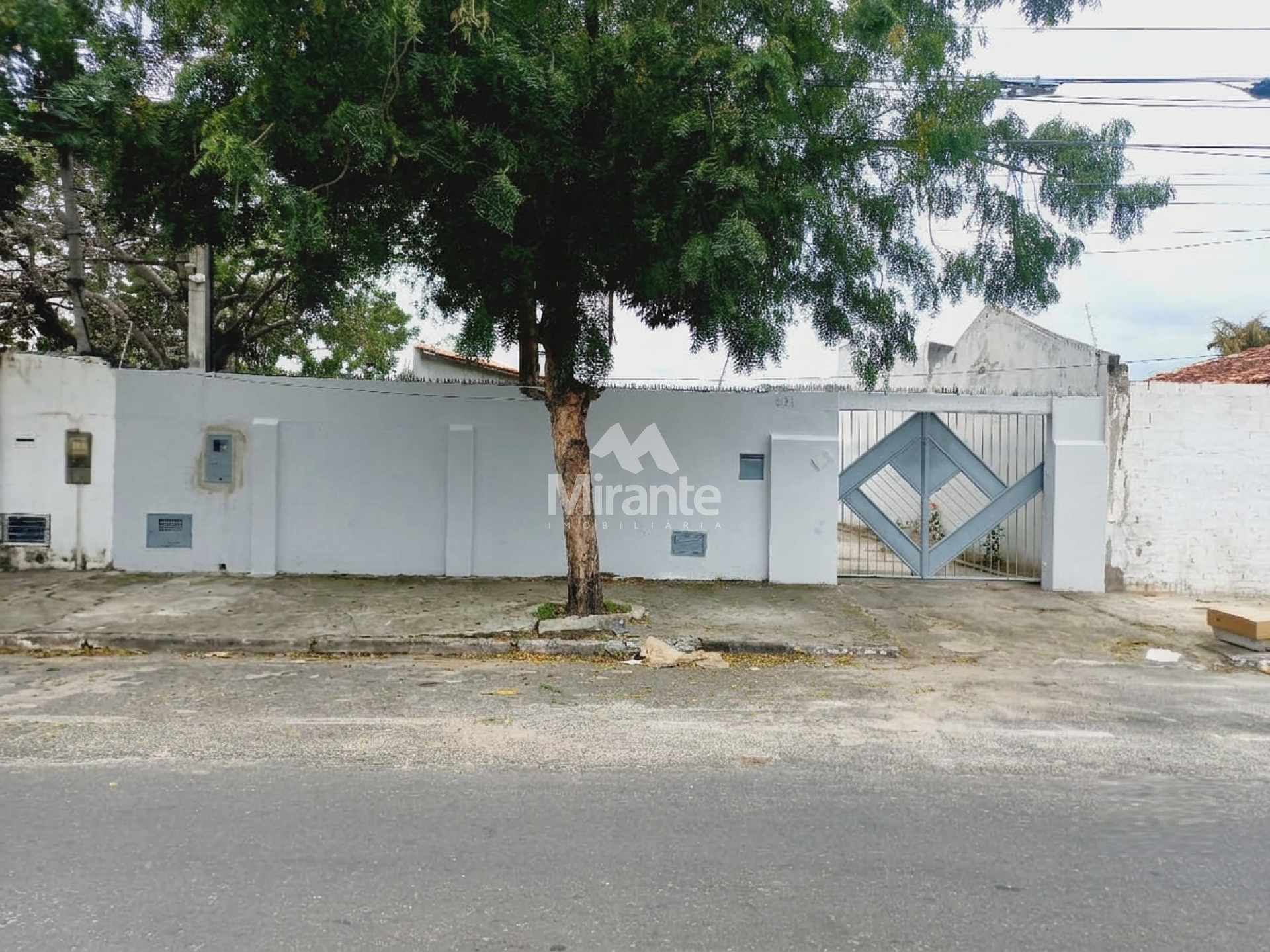 Casa Para Alugar com 4 quartos sendo 1 suíte no bairro Ponto Central em Feira De Santana