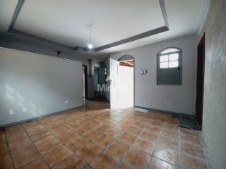 Casa Para Alugar com 4 quartos sendo 1 suíte no bairro Ponto Central em Feira De Santana