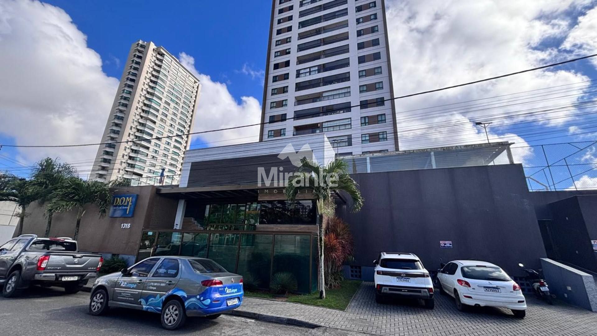 Apartamento Para Alugar com 3 quartos sendo 1 suíte no bairro Santa Mônica em Feira De Santana